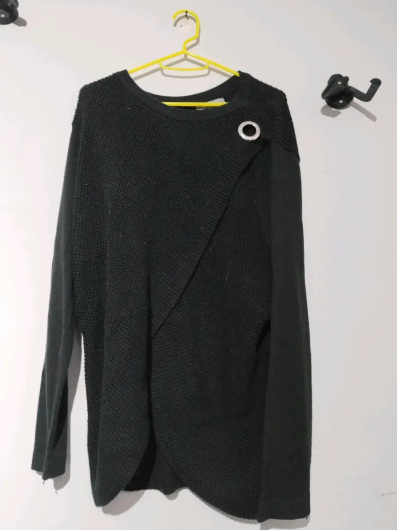 Sweater negro con diseño asimétrico - 1