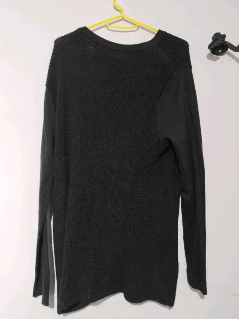Sweater negro con diseño asimétrico - 2