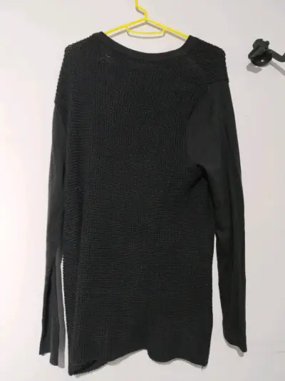 Sweater negro con diseño asimétrico - miniatura 2