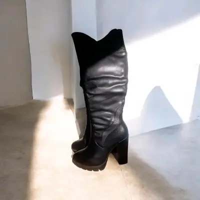 Botas negras de cuero - miniatura 1