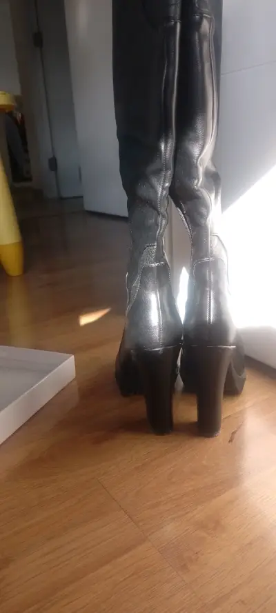 Botas negras de cuero - miniatura 4