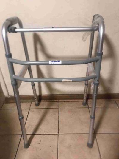 Andador de aluminio ajustable - miniatura 1