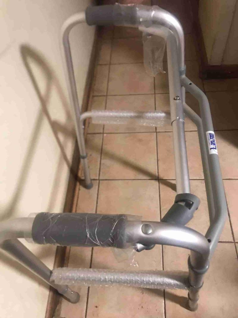 Andador de aluminio ajustable - 2