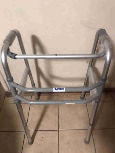 Andador de aluminio ajustable - miniatura 3