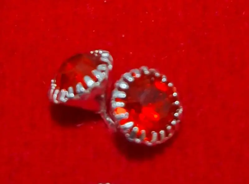 Aros con cristales rojos