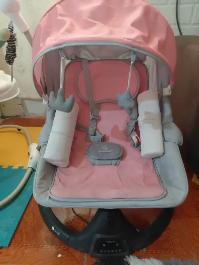 Mecedora eléctrica para bebé rosada - miniatura 4