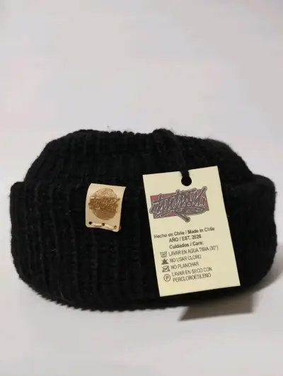 Gorro de lana negro hecho en Chile - miniatura 1
