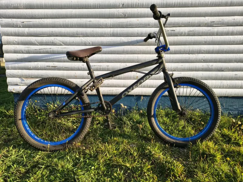 Bicicleta BMX negra con llantas azules - 1
