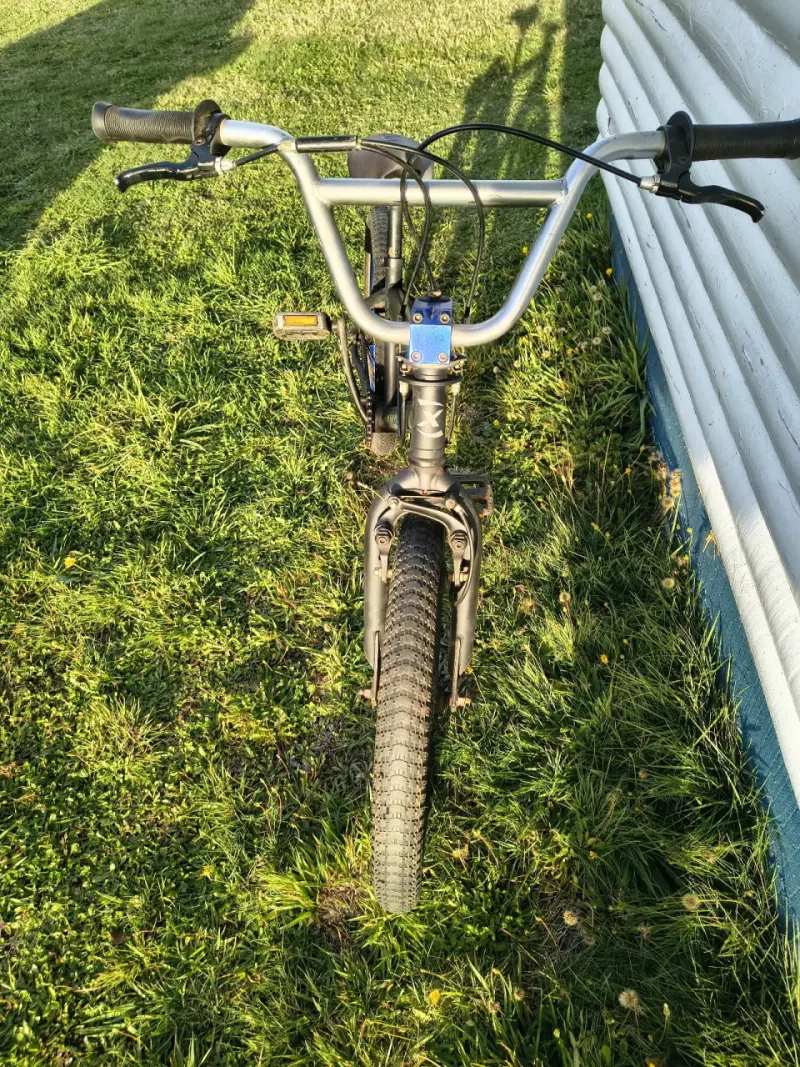 Bicicleta BMX negra con llantas azules - 3