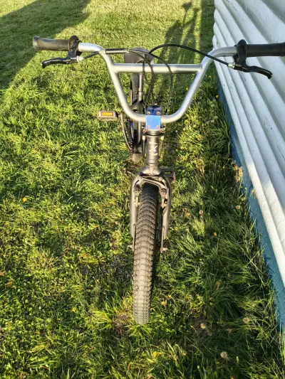 Bicicleta BMX negra con llantas azules - miniatura 3