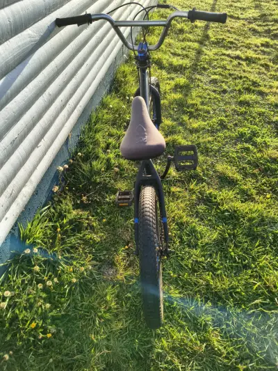 Bicicleta BMX negra con llantas azules - miniatura 4