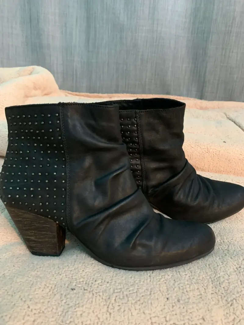 Botines cuero negros con tachas - 1