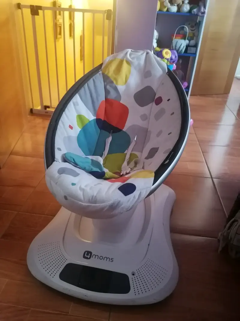 Silla mecedora 4moms colorida