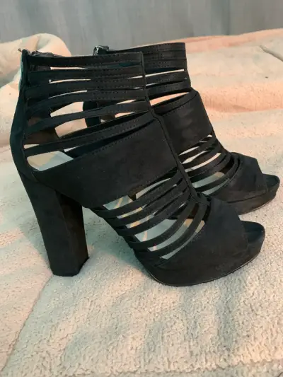 Tacones altos negros abiertos - miniatura 1