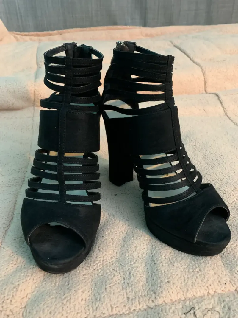 Tacones altos negros abiertos - 3