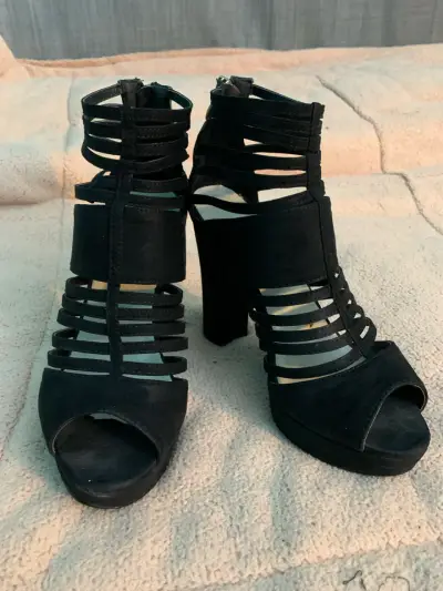 Tacones altos negros abiertos - miniatura 3