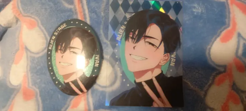 Chapa y fotocard alien stage