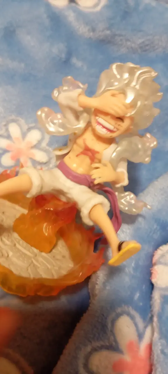 Figura de acción anime con base