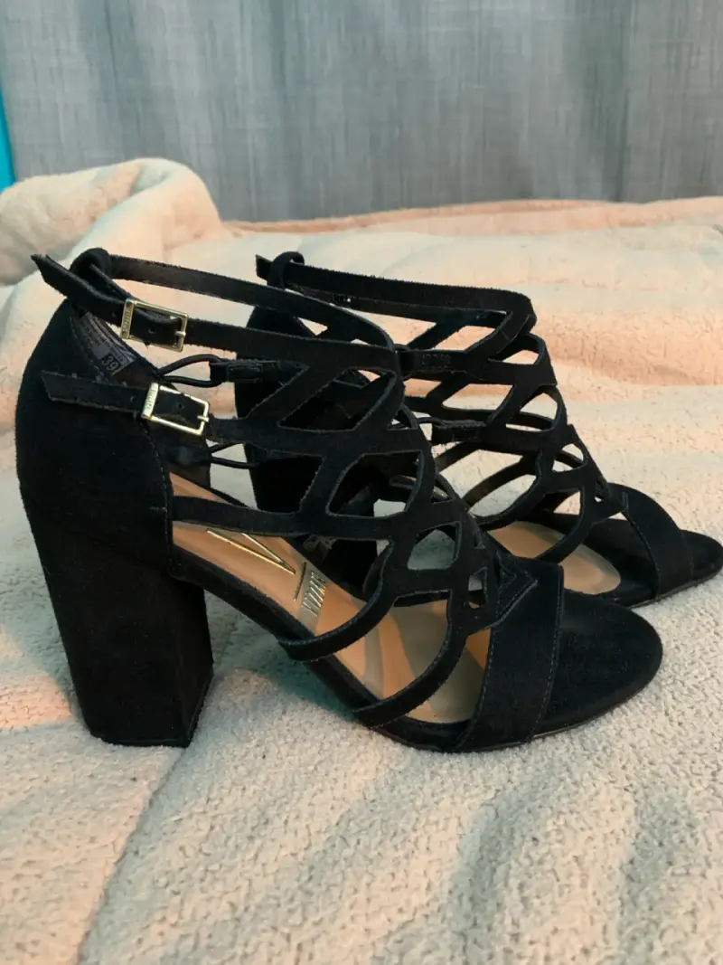 Sandalias negras de tacón alto - 1