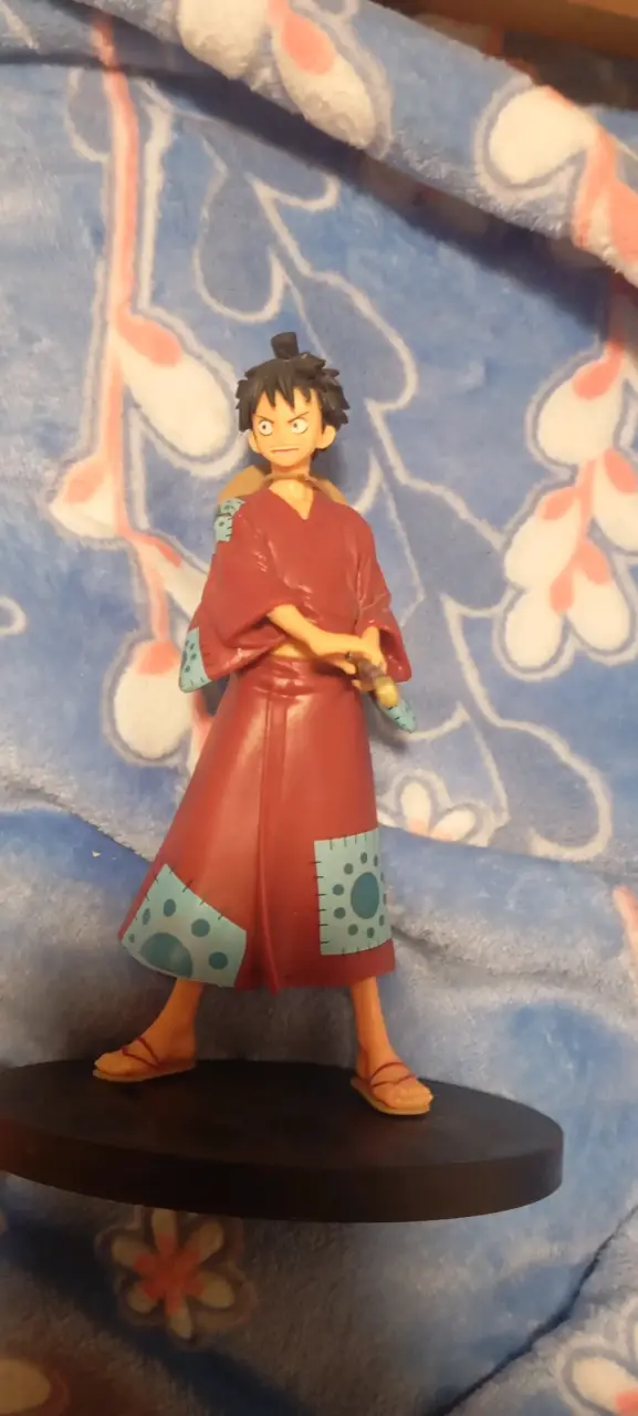 Figura coleccionable en kimono rojo