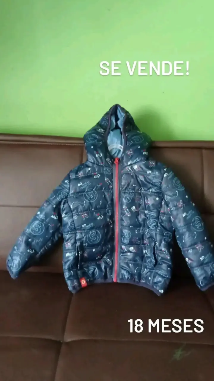Chaqueta infantil azul con capucha