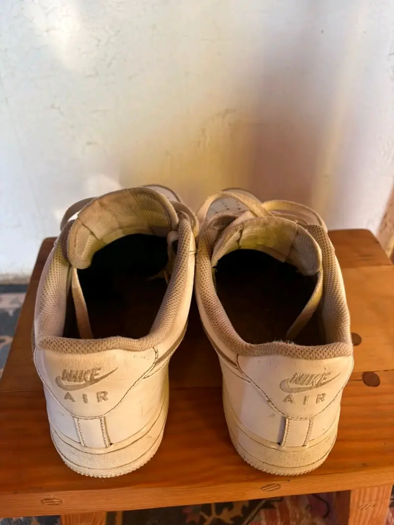 Zapatillas deportivas blancas usadas - 2