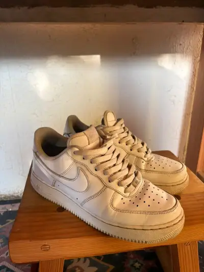 Zapatillas deportivas blancas usadas - miniatura 3