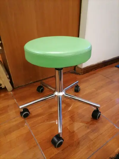 Silla taburete verde con ruedas - miniatura 1