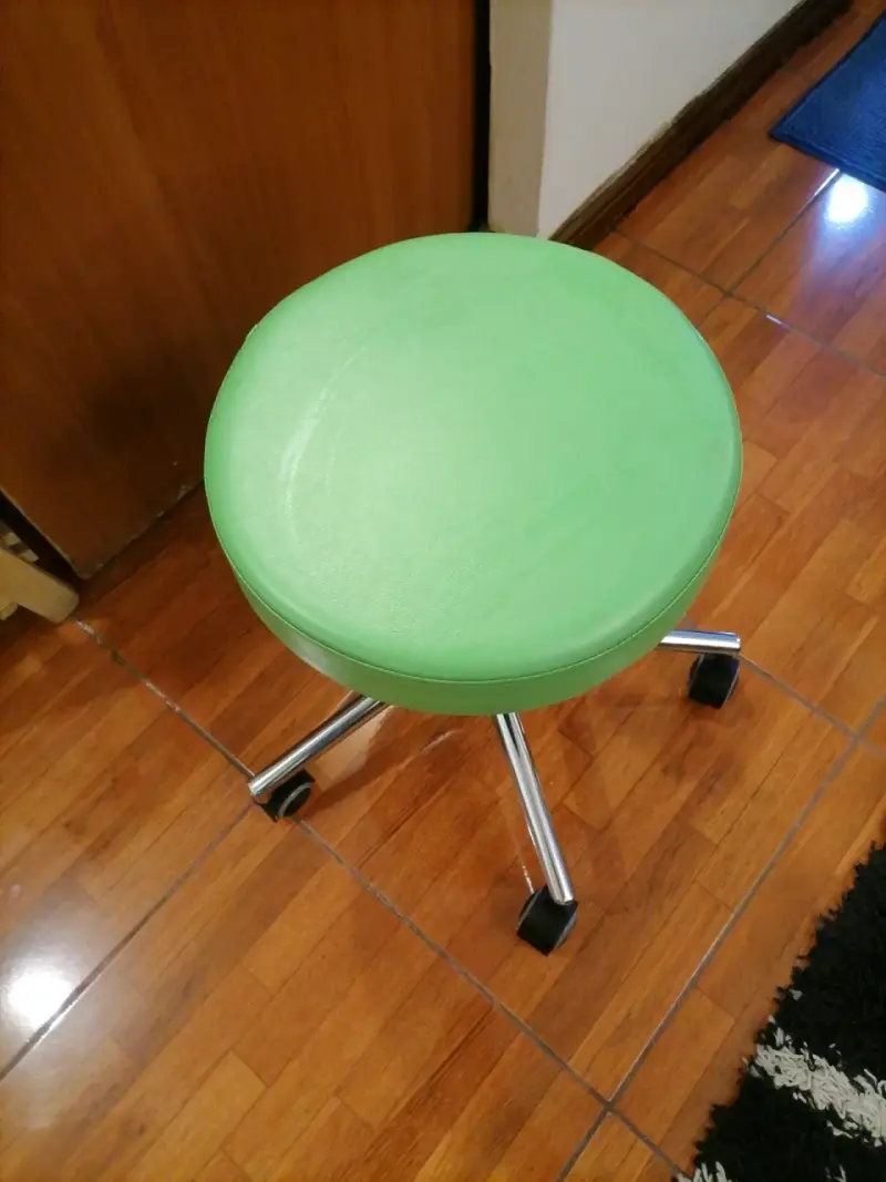 Silla taburete verde con ruedas - 2