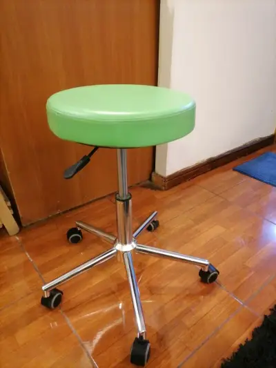 Silla taburete verde con ruedas - miniatura 3