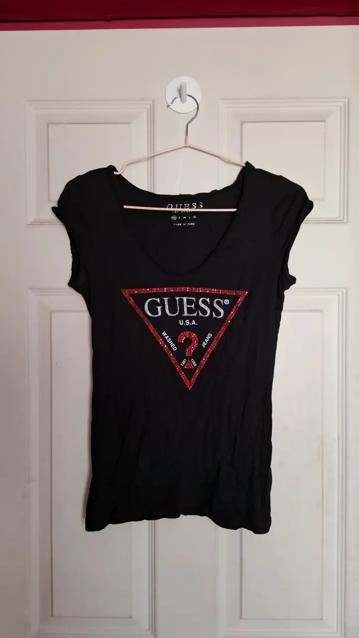 Polera negra Guess