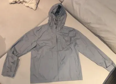 Chaqueta cortaviento gris con capucha - miniatura 1