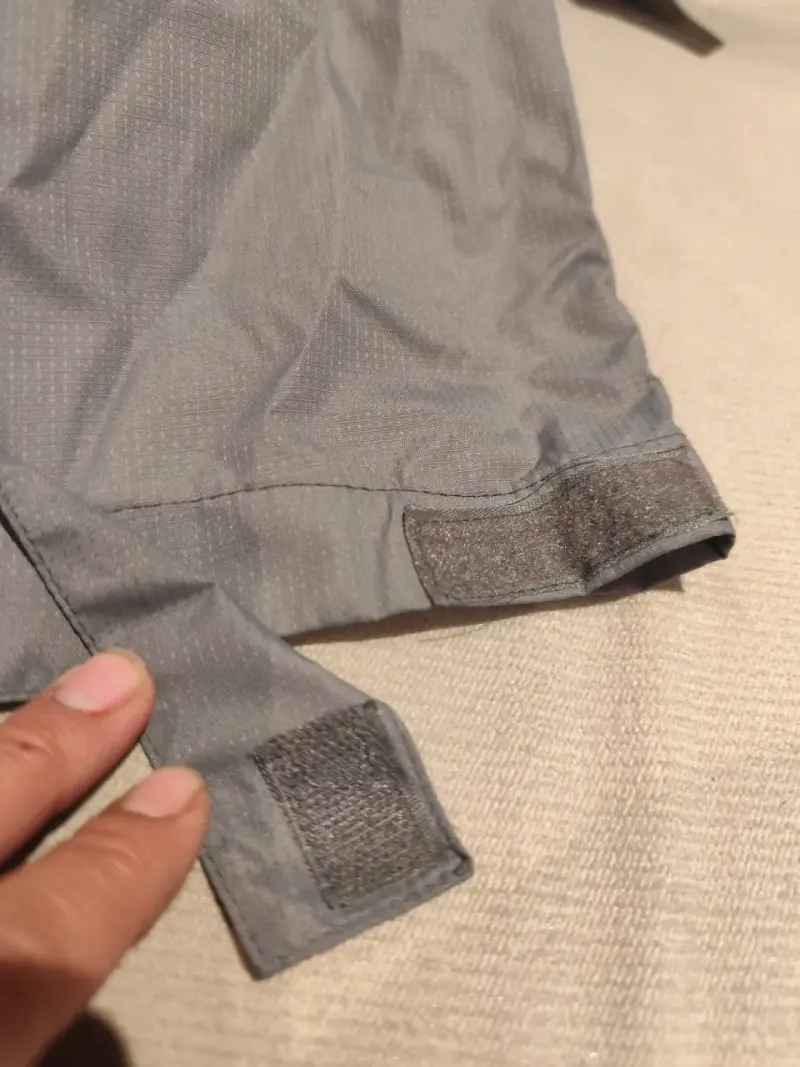 Chaqueta cortaviento gris con capucha - 2