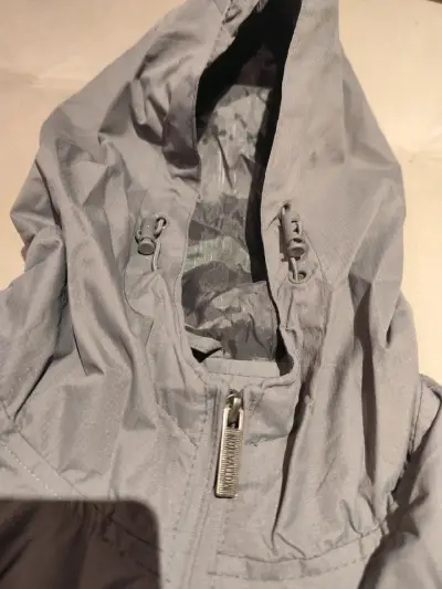 Chaqueta cortaviento gris con capucha - miniatura 3