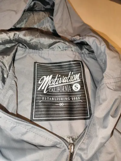 Chaqueta cortaviento gris con capucha - miniatura 4