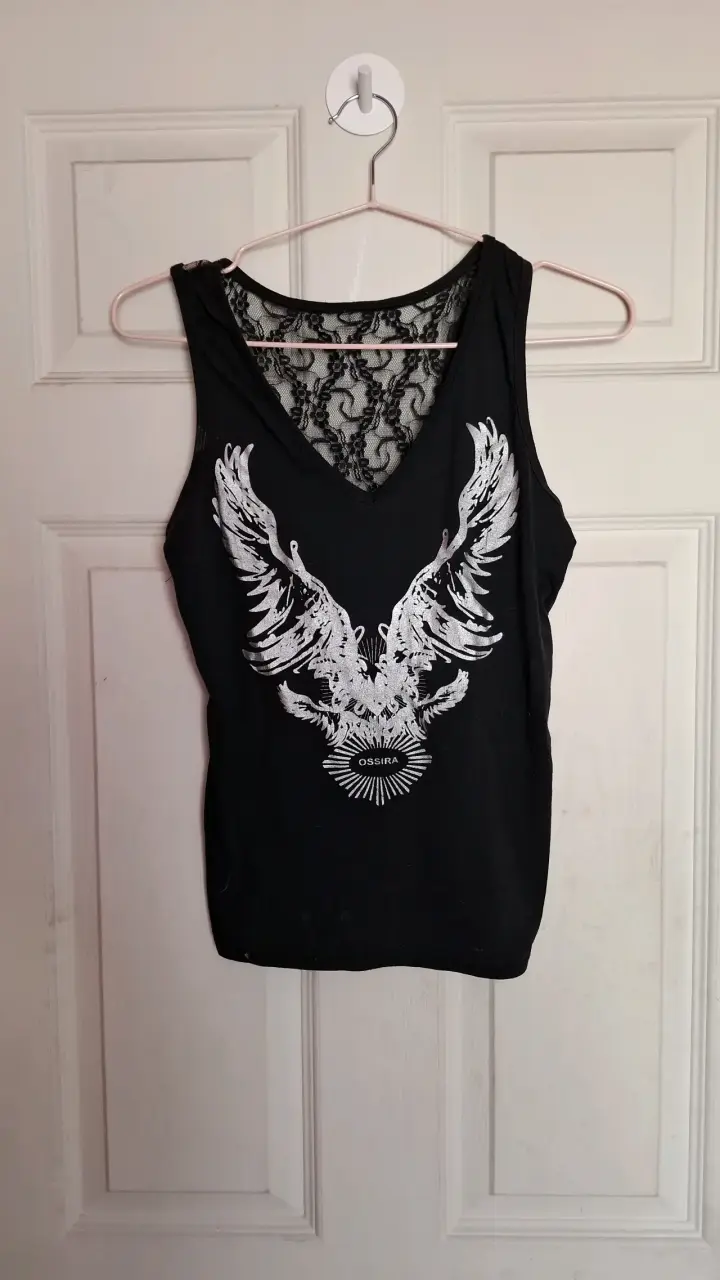 Polera negra con diseño de águila
