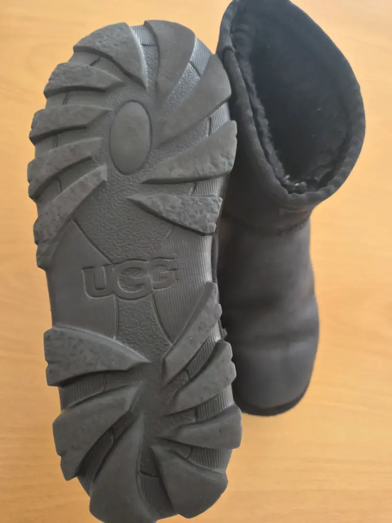 Botas negras con forro UGG - 1