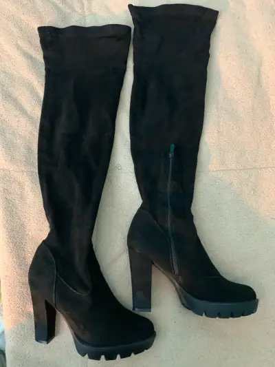 Botas negras de tacón alto - miniatura 1