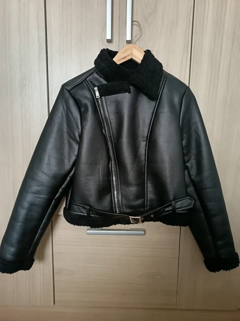 Chaqueta negra de cuero sintético