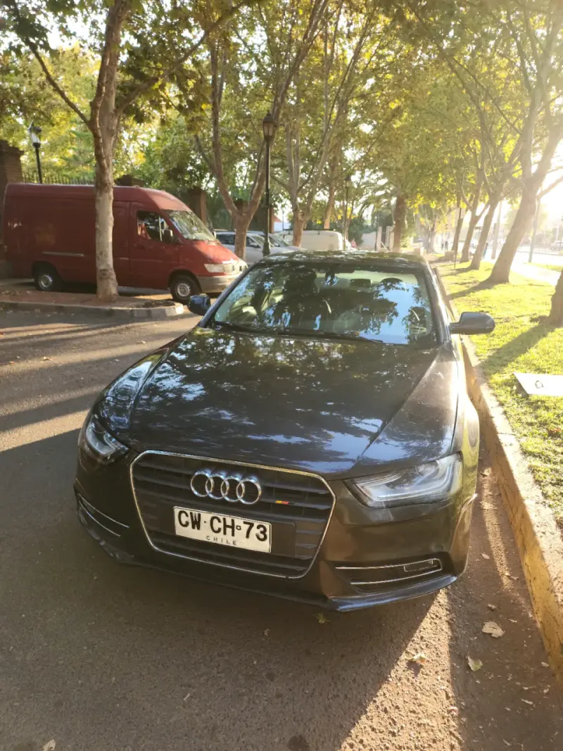 Auto sedán Audi A4 2011 gris oscuro - 1