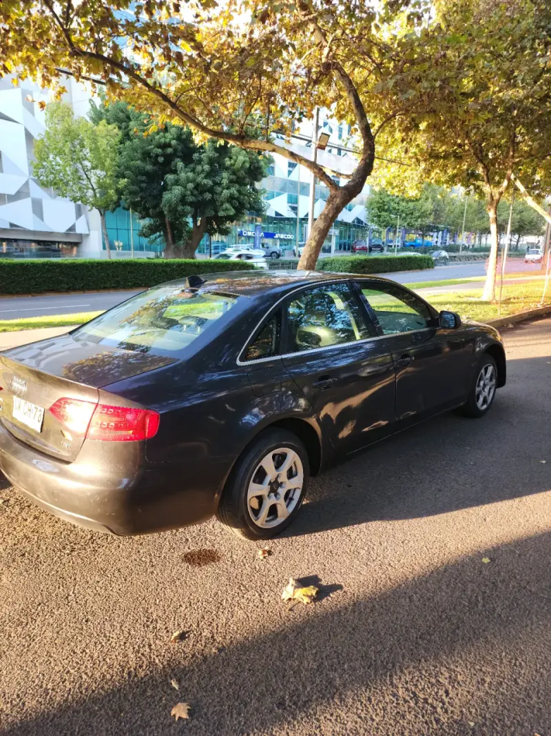 Auto sedán Audi A4 2011 gris oscuro - 2