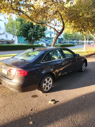 Auto sedán Audi A4 2011 gris oscuro - miniatura 2