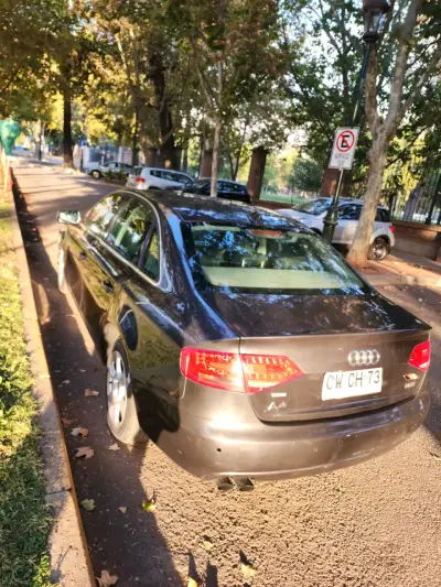 Auto sedán Audi A4 2011 gris oscuro - miniatura 3