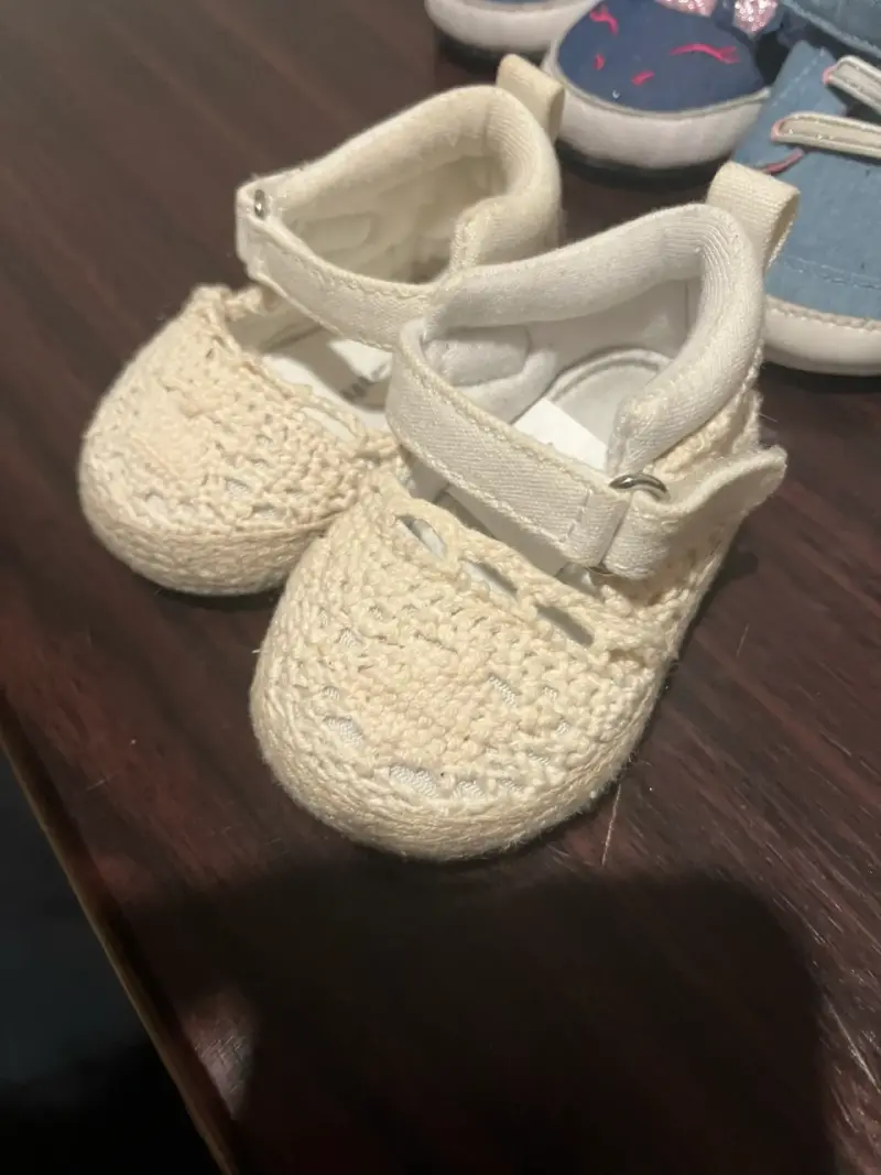 Zapatitos blancos para bebé