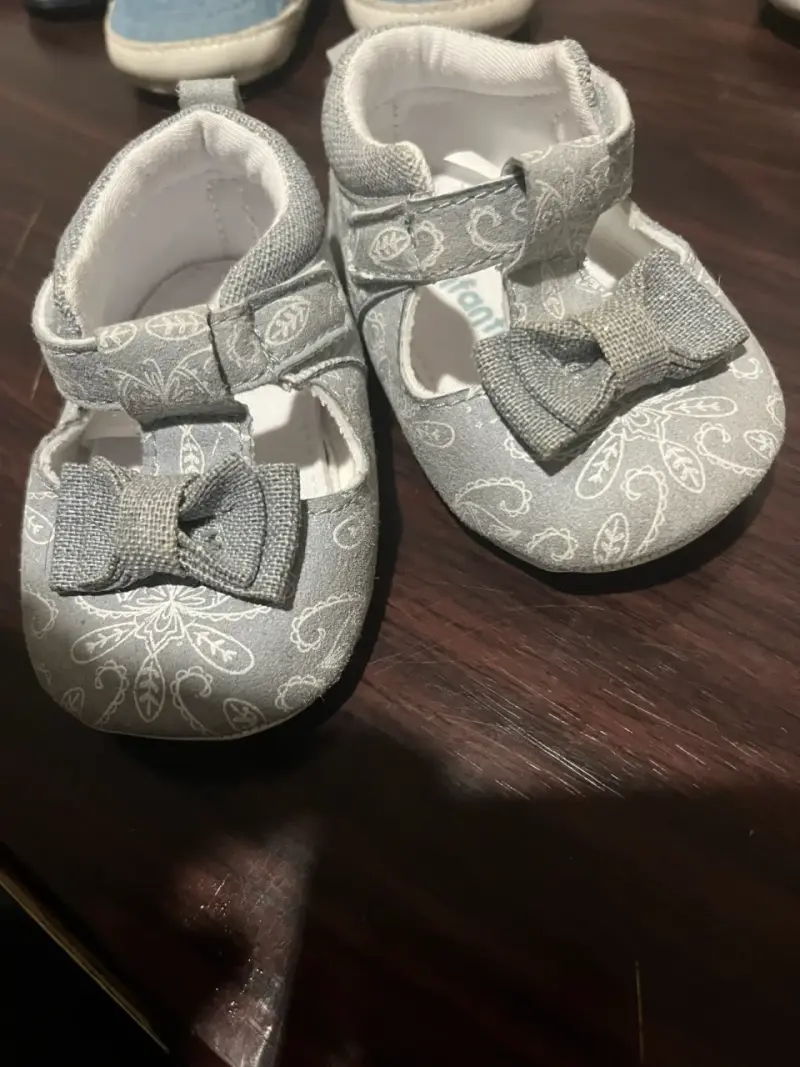 Zapatos bebé gris con moño