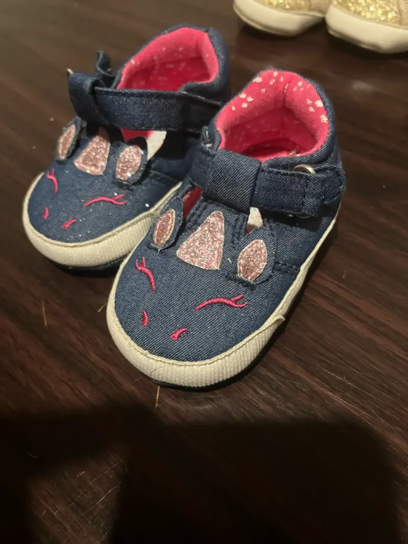 Zapatos de bebé con diseño unicornio