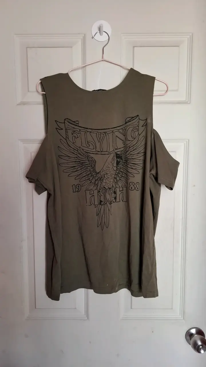 Polera verde estampada águila