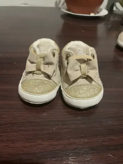 Zapatitos bebé dorados con moño - miniatura 1