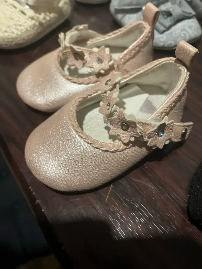 Zapatos de bebé rosados con flores