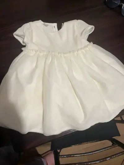 Vestido de bebé blanco elegante - miniatura 1